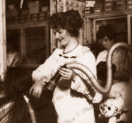At the hairdresser 1919