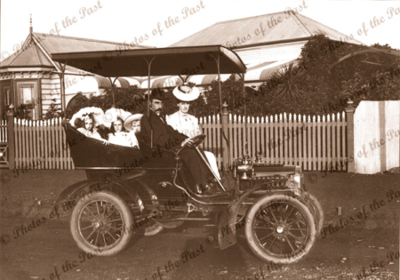 A family outing in a 1905 Oldsmobile car
