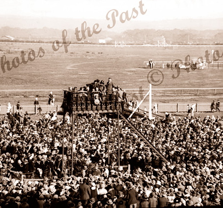 Crowd at Morphettville Racecourse, SA. Bert Hinkler responds to address. 1929 South Australia