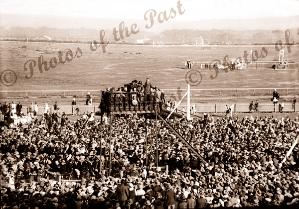 Crowd at Morphettville Racecourse, SA. Bert Hinkler responds to address. 1929 South Australia
