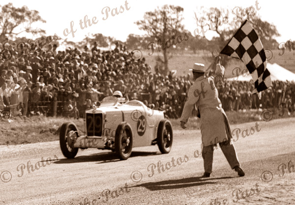 Les Murphy winning Australian Grand Prix, Victor Harbor, SA. 26 December 1936. South Australia. car racing