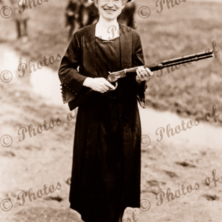 Annie Oakley, sharp shooter (1860-1926) 1922. Gun