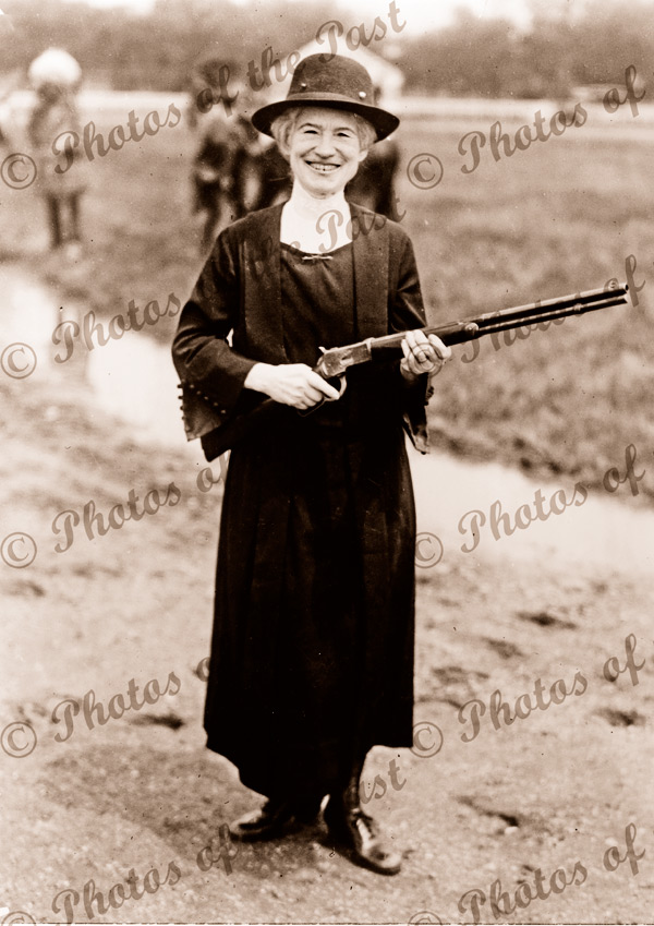 Annie Oakley, sharp shooter (1860-1926) 1922. Gun