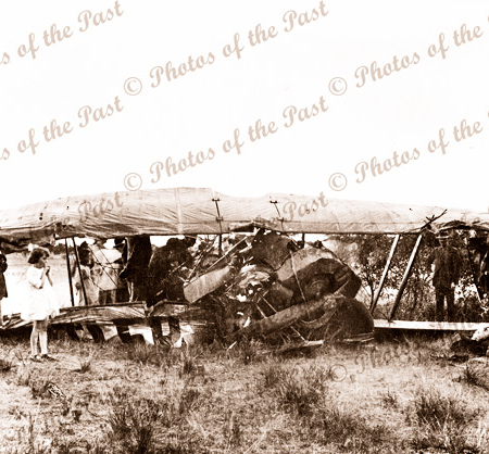 Harry Butler's wrecked Avro biplane after a crash on the Yorketown Road near Minlaton, SA. 10 January. Small girl at left is Dulcie Parish South Australia. 1922