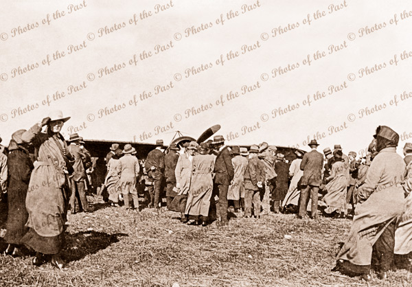 Crowd around Butler's plane at Minlaton prior to return flight to Adelaide, SA. 1919. Aviator. South Australia.