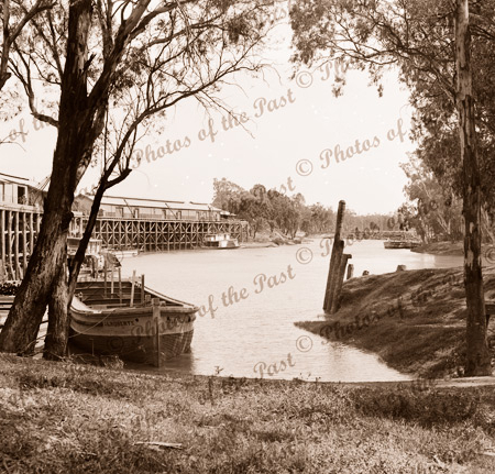 Echuca wharf, Vic. JL ROBERTS barge & PS WILLIAM R RANDELL, Victoria. 1940s. Padlle steamers. Riverboats