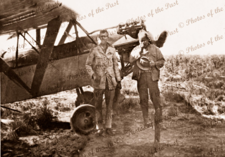 G-AUKA Westland Widgeon, Flt-Lieut C Eaton & L Moray at site of RS (Bobby) Hitchcock's grave under the plane's wing. Tanami Desert, NT. Northern Territory. 1929