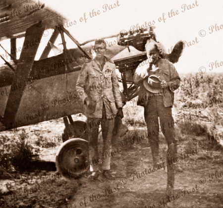G-AUKA Westland Widgeon, Flt-Lieut C Eaton & L Moray at site of RS (Bobby) Hitchcock's grave under the plane's wing. Tanami Desert, NT. Northern Territory. 1929