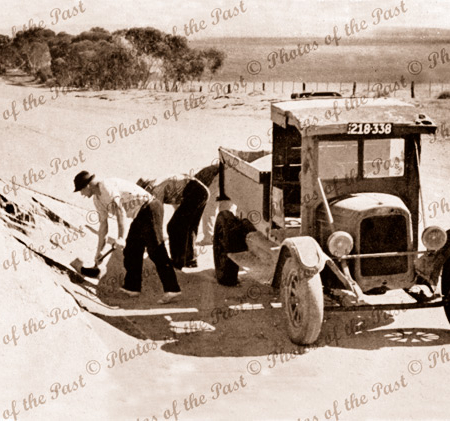 Workmen clear a sand drift from the Mildura to Melbourne Road near Ouyen, Vic. 1938